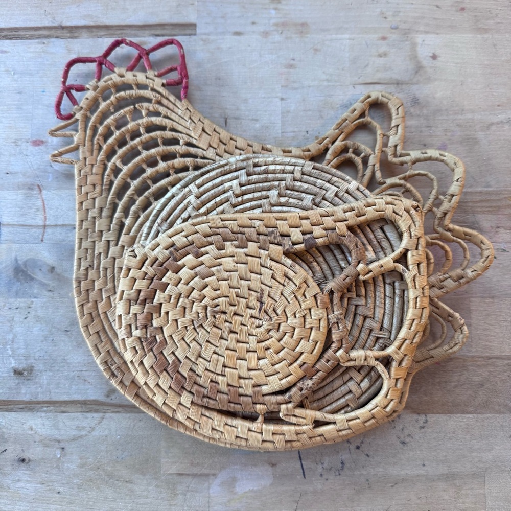 Woven Chicken-shaped Straw Basket Trivet Hot pad Set - Natural with Red Accent